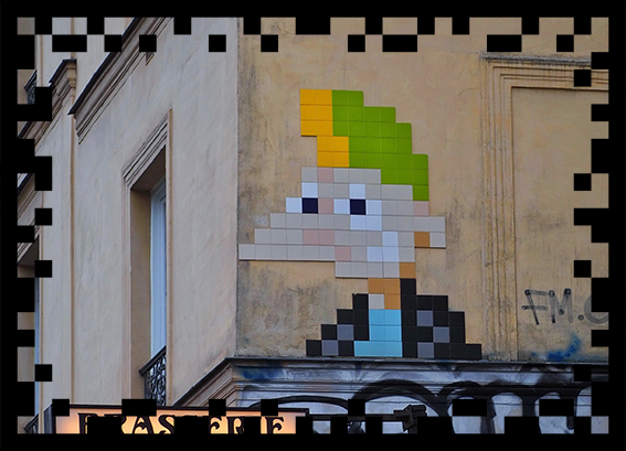 À quel personnage de bande dessinée fait référence la mosaïque PA_1243 du street-artiste Invader?